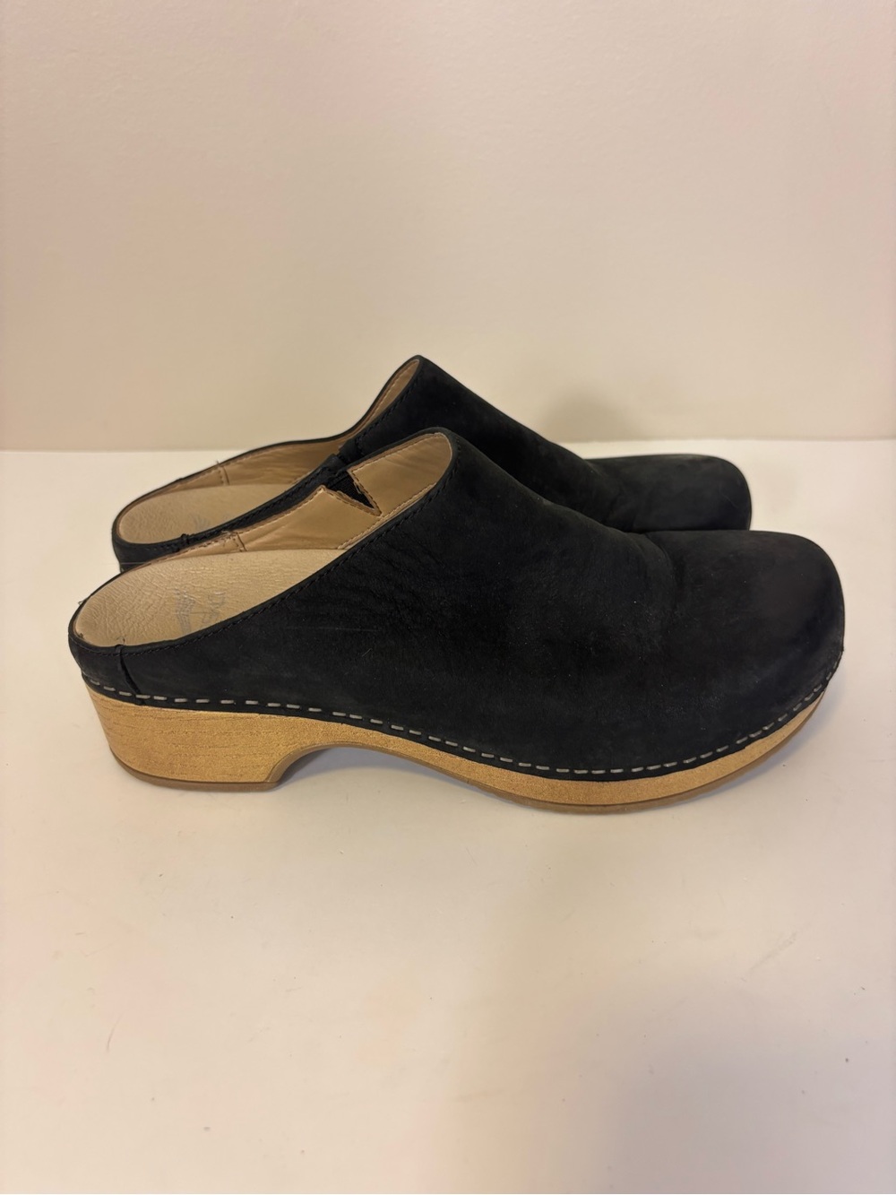 Dansko Black Suede Mule Clogs with Wooden-Look Heel Women’s 8 - Picture 2 of 7